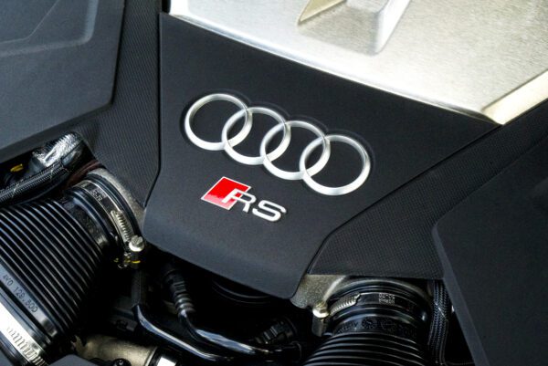 2021 Audi RS6 Avant Car Engine